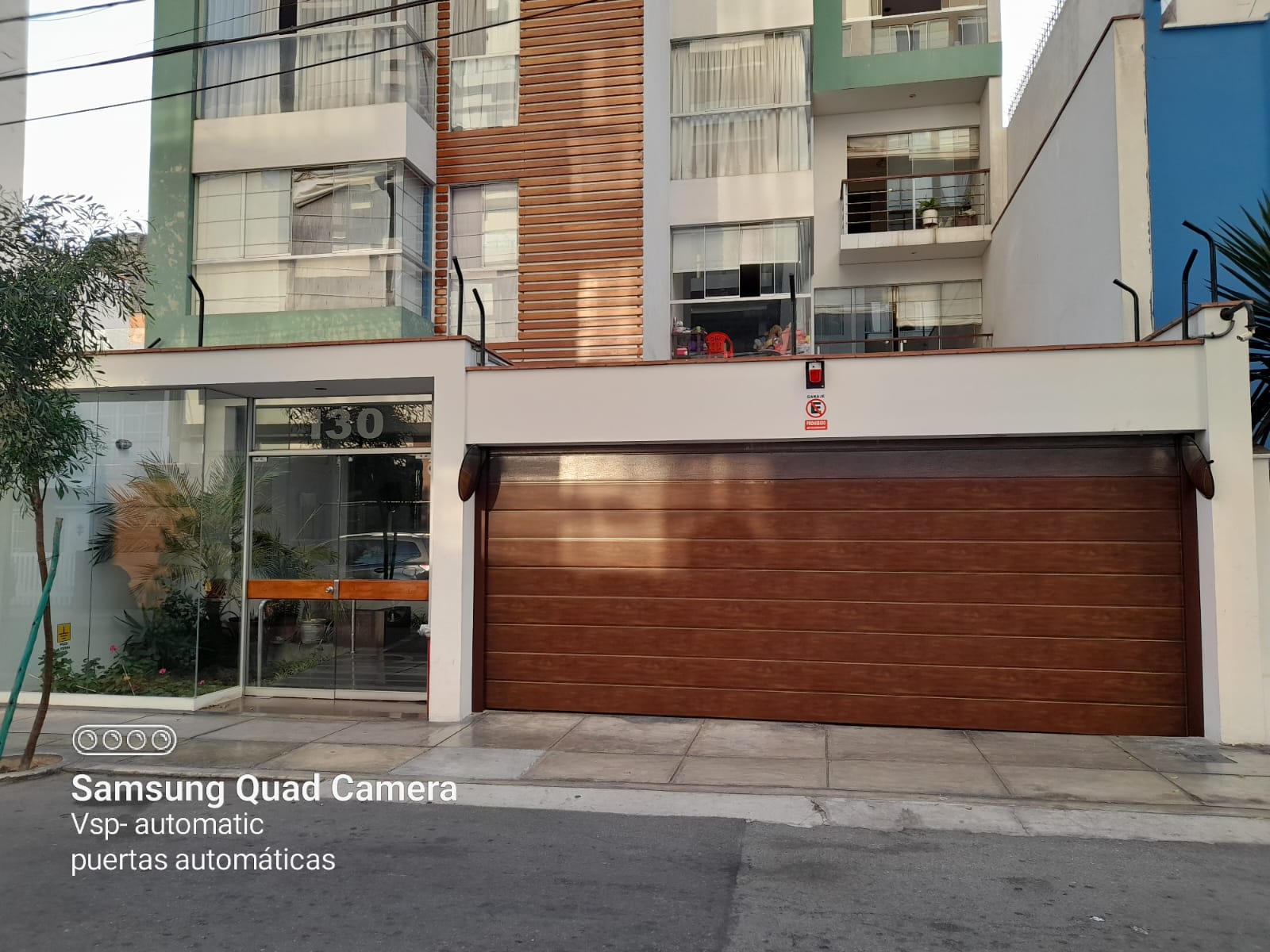 Puerta de garaje edificios